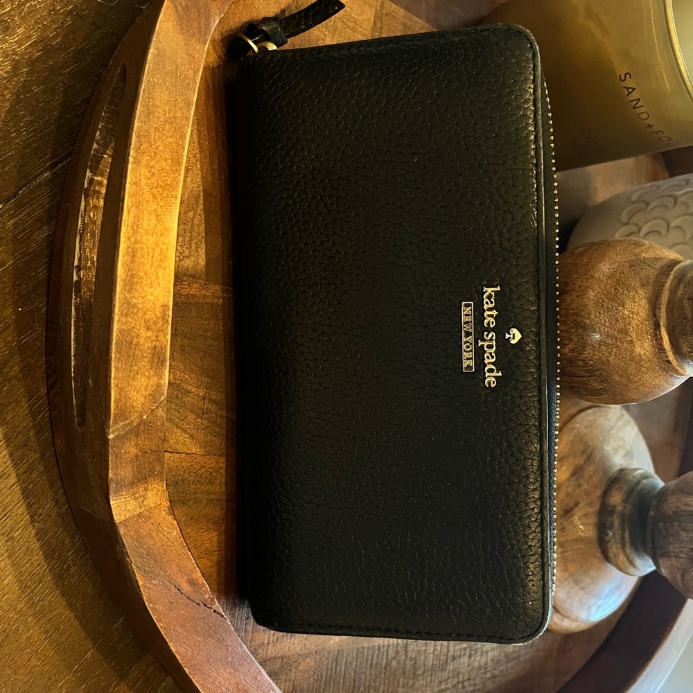 Kate Spade Black Leather Wallet Sleek Design